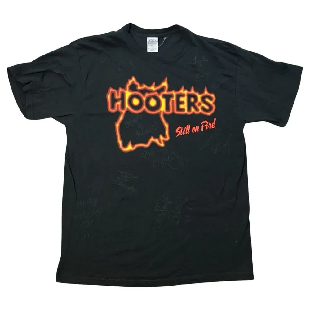 Hooters T Shirt Mens L‎ Black Still On Fire Graphic Logo Tee Signed Vintage Y2K